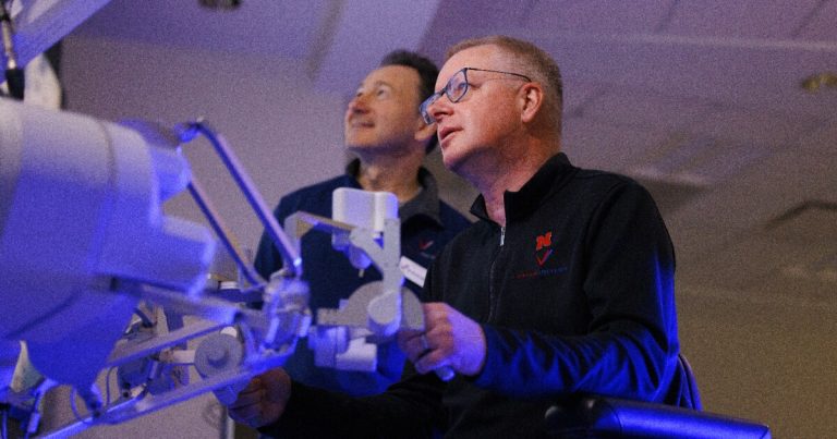 Pozemští lékaři úspěšně provozují chirurgického robota ve vesmíru