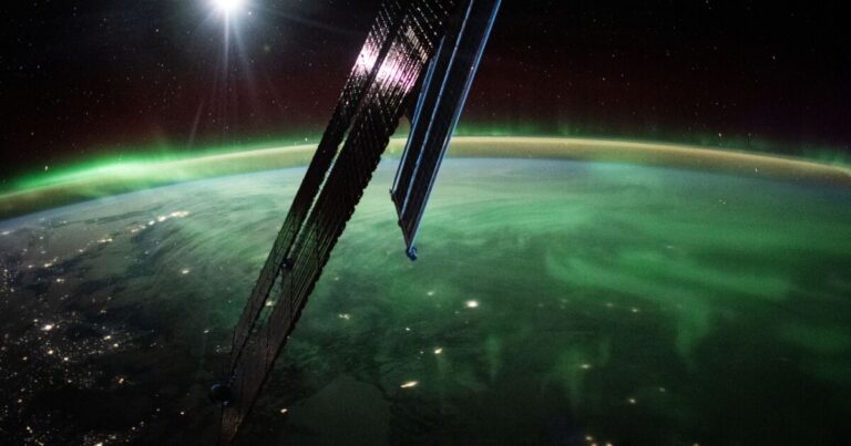 Úhly meziplanetárních rázových vln jsou klíčem k ohrožení infrastruktury