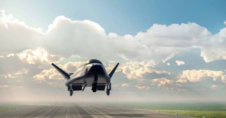 Test Aces v retro kosmické roušce pro mise pro kosmické stanice