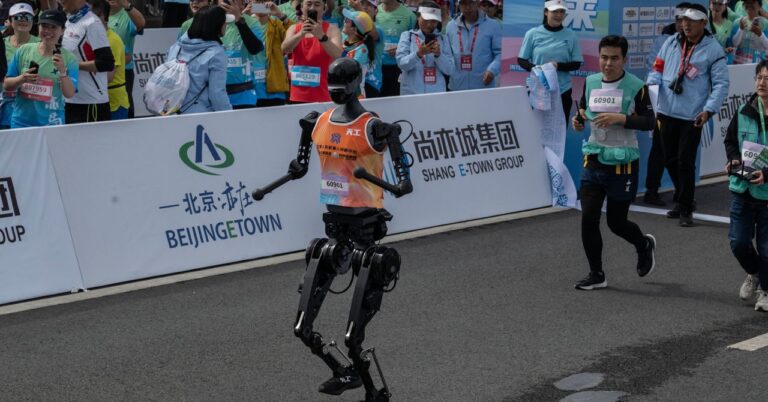 Úder a přehřátí, většina humanoidních robotů nedokáže dokončit půlmaraton v Pekingu