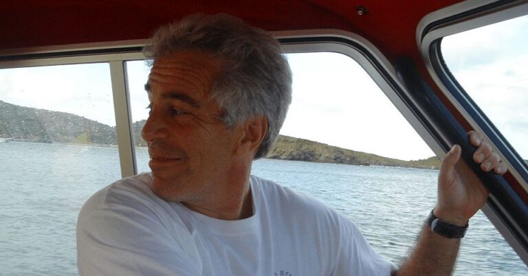 Jeffrey Epstein měl „osobního hackera“, tvrdí informátor