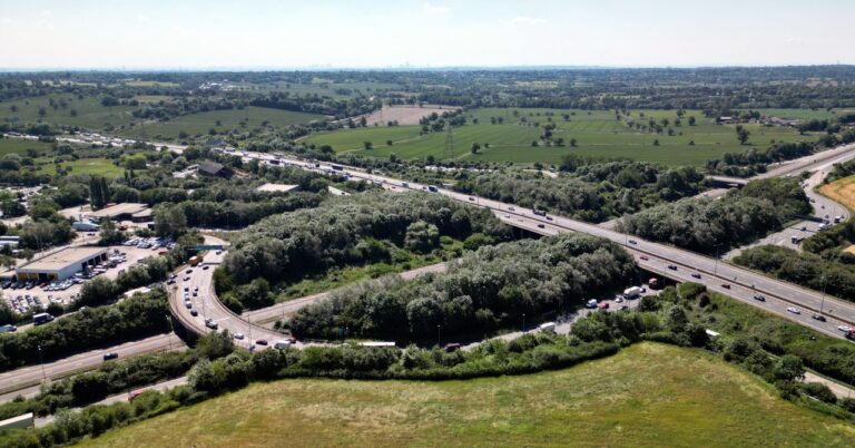 Malé anglické město zasáhlo Global AI Arms Race