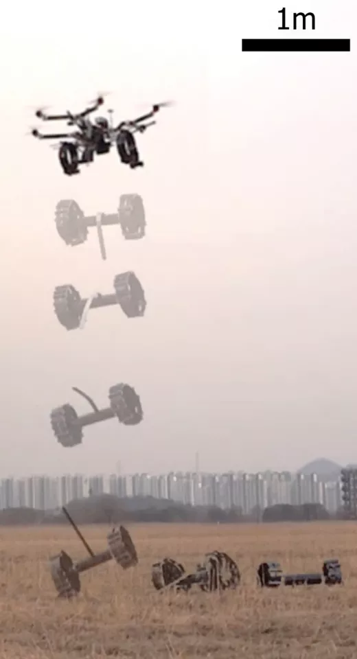 Rover se speciálními vzduchovými koly výzkumného týmu přežil pád bez problémů