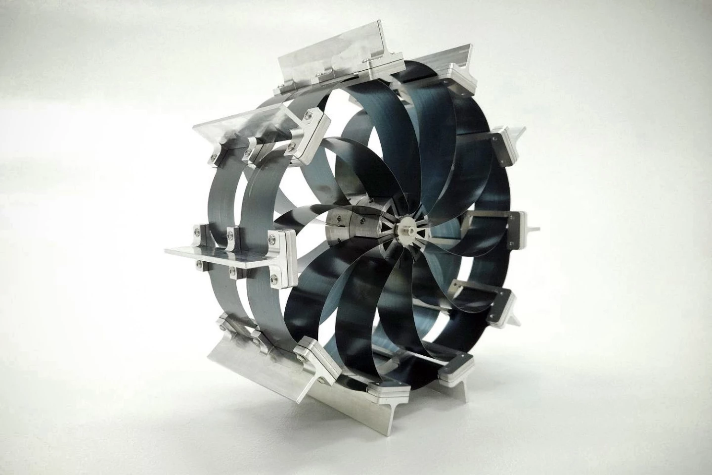 Toto kolo je vyrobeno z pružných proužků z nerezové oceli, aby vydrželo náraz a zvládlo všechny druhy terénu